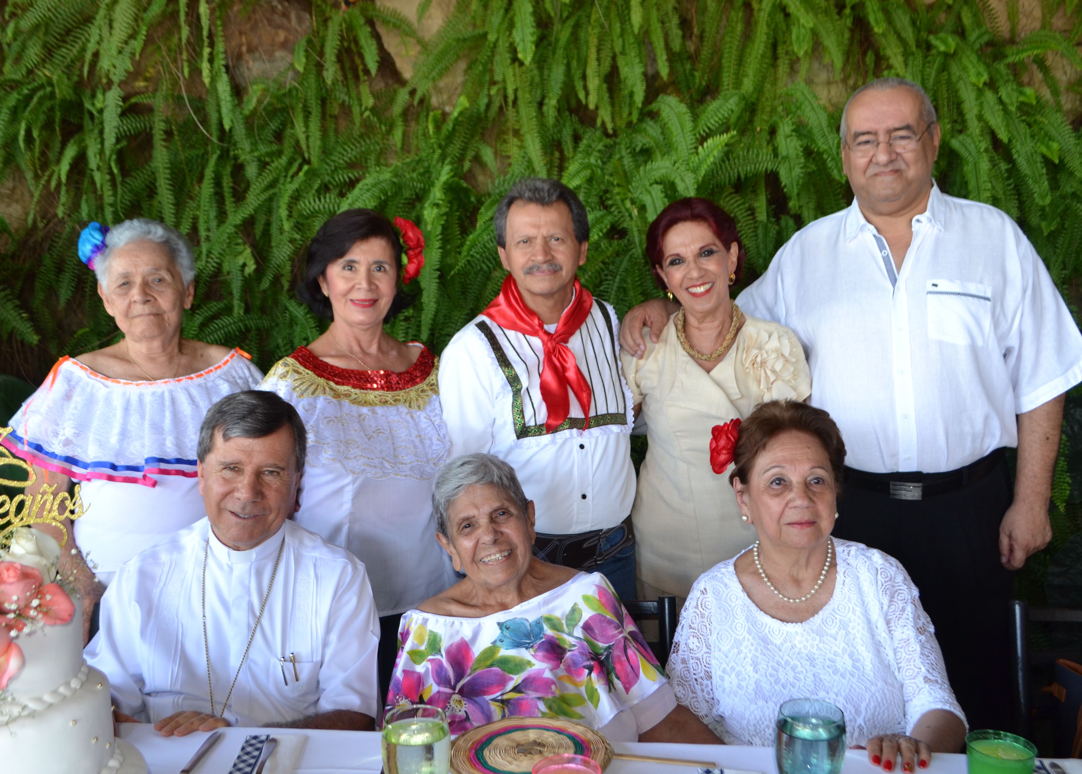 Rosa Eugenia Díaz, Nicolás Díaz, Esperanza Rojas de Sarmiento, obispo Froilán Casas, la cumpleañera y Lucero Rojas.